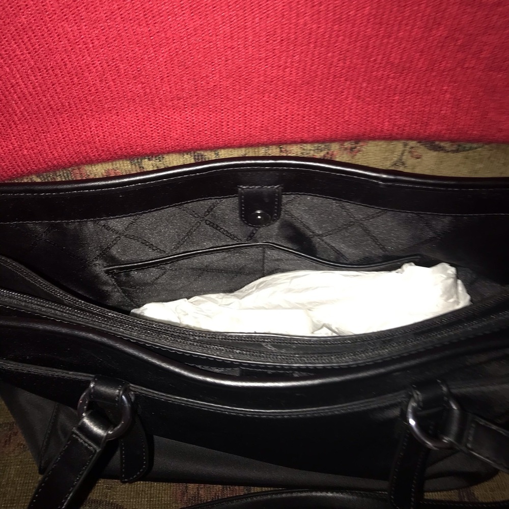 Nice tote new side pockets and three inside pockets great work handbag